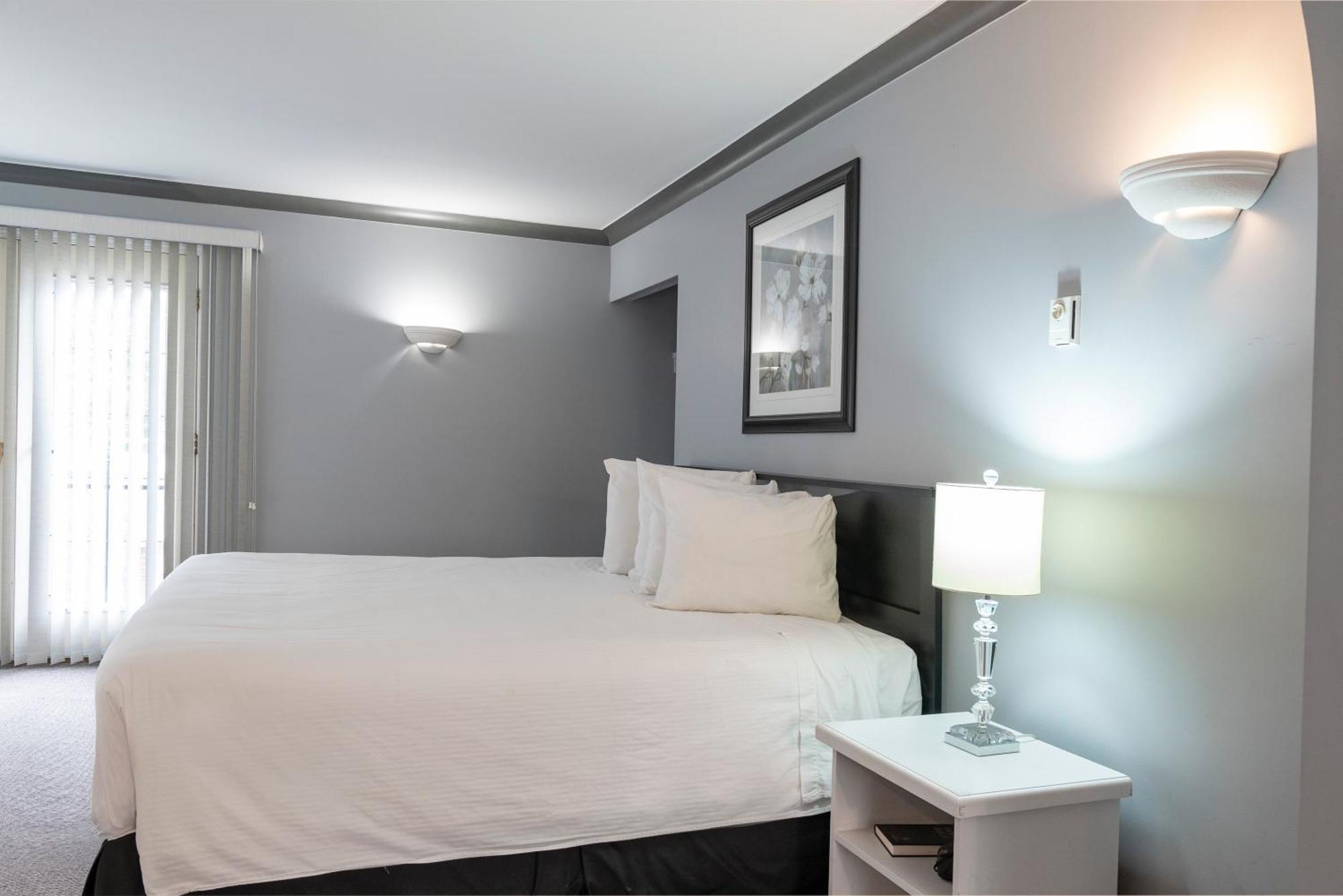 Tiki Shores Inn & Suites Penticton Buitenkant foto