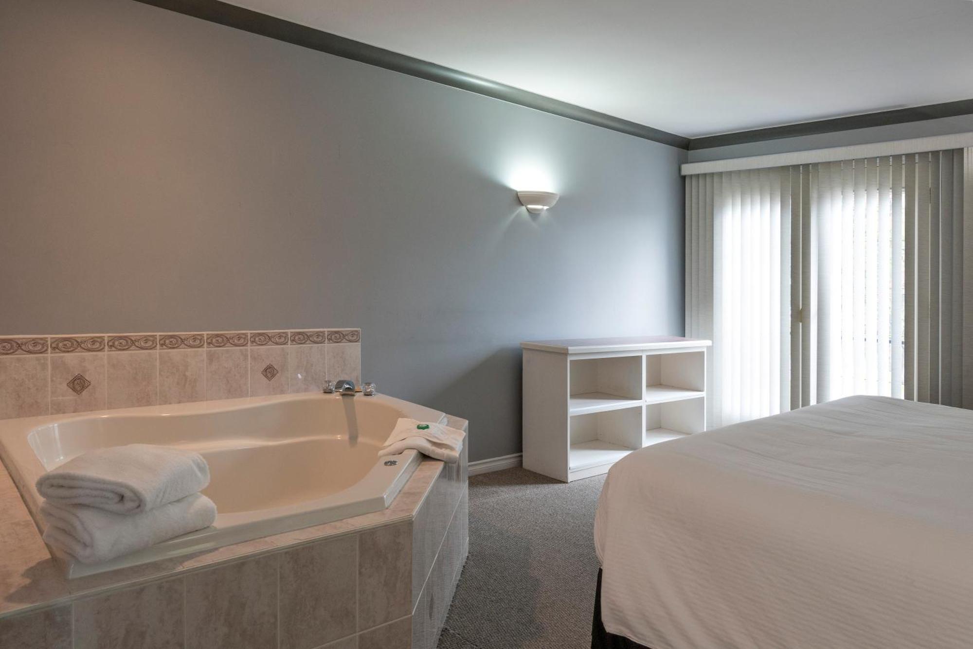 Tiki Shores Inn & Suites Penticton Buitenkant foto