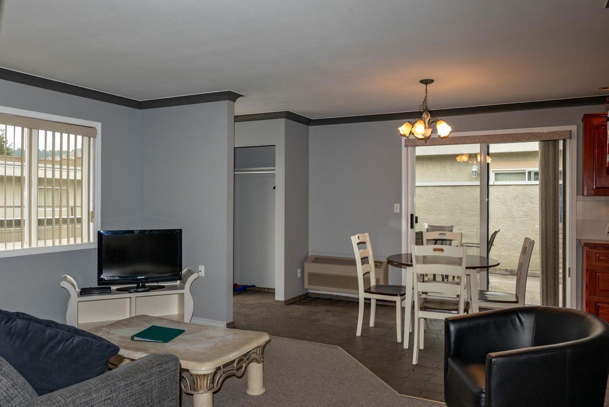 Tiki Shores Inn & Suites Penticton Buitenkant foto