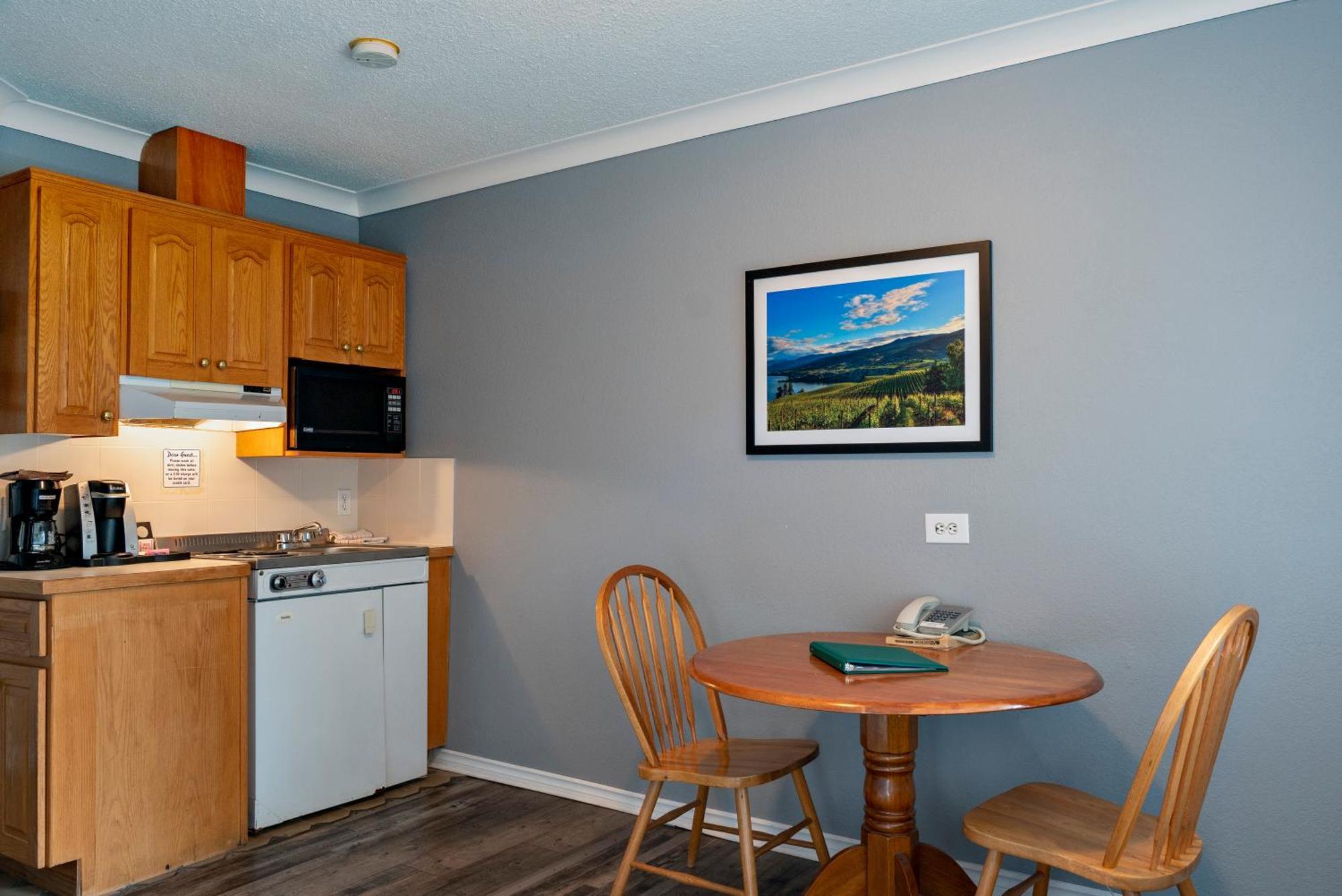 Tiki Shores Inn & Suites Penticton Buitenkant foto