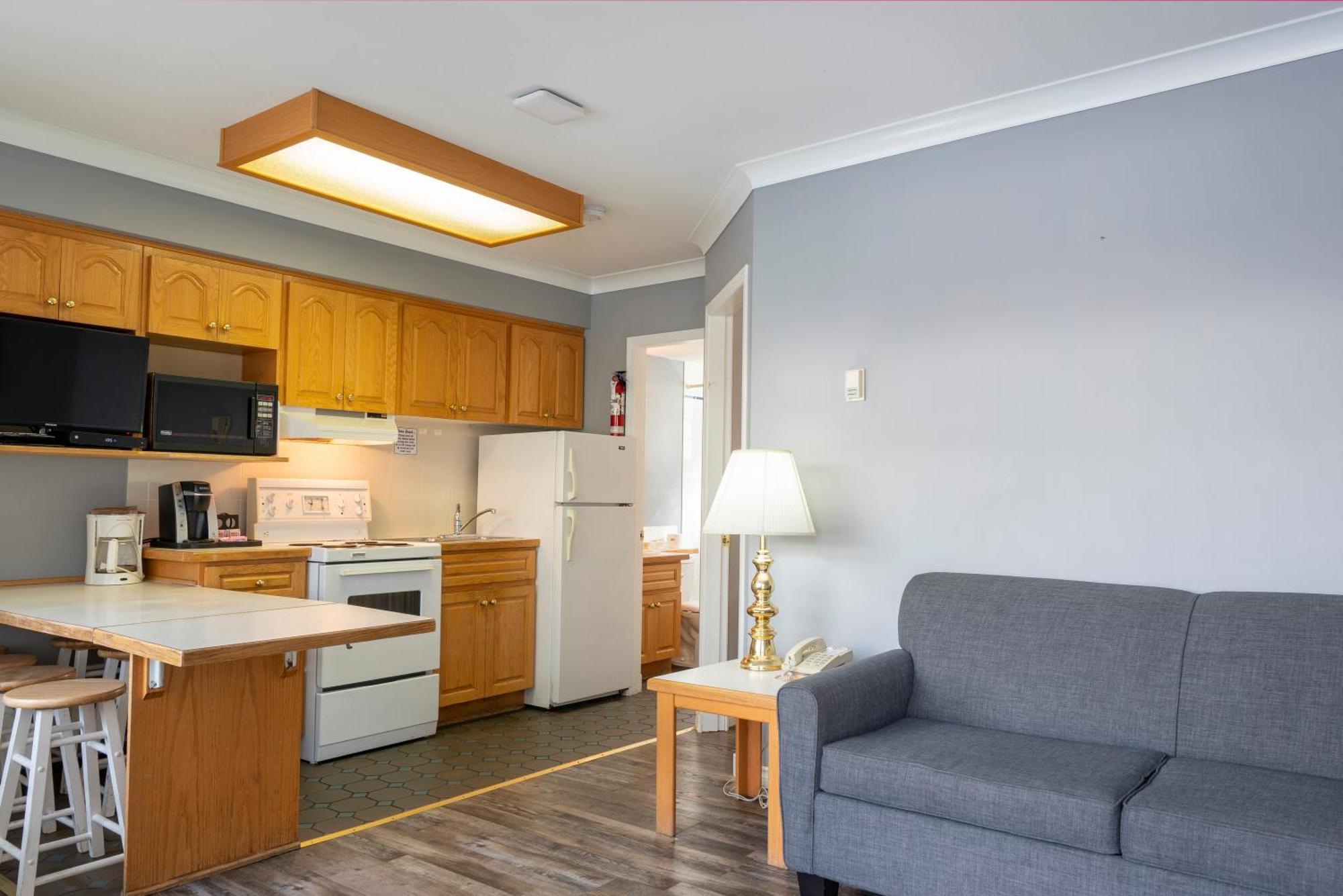 Tiki Shores Inn & Suites Penticton Buitenkant foto