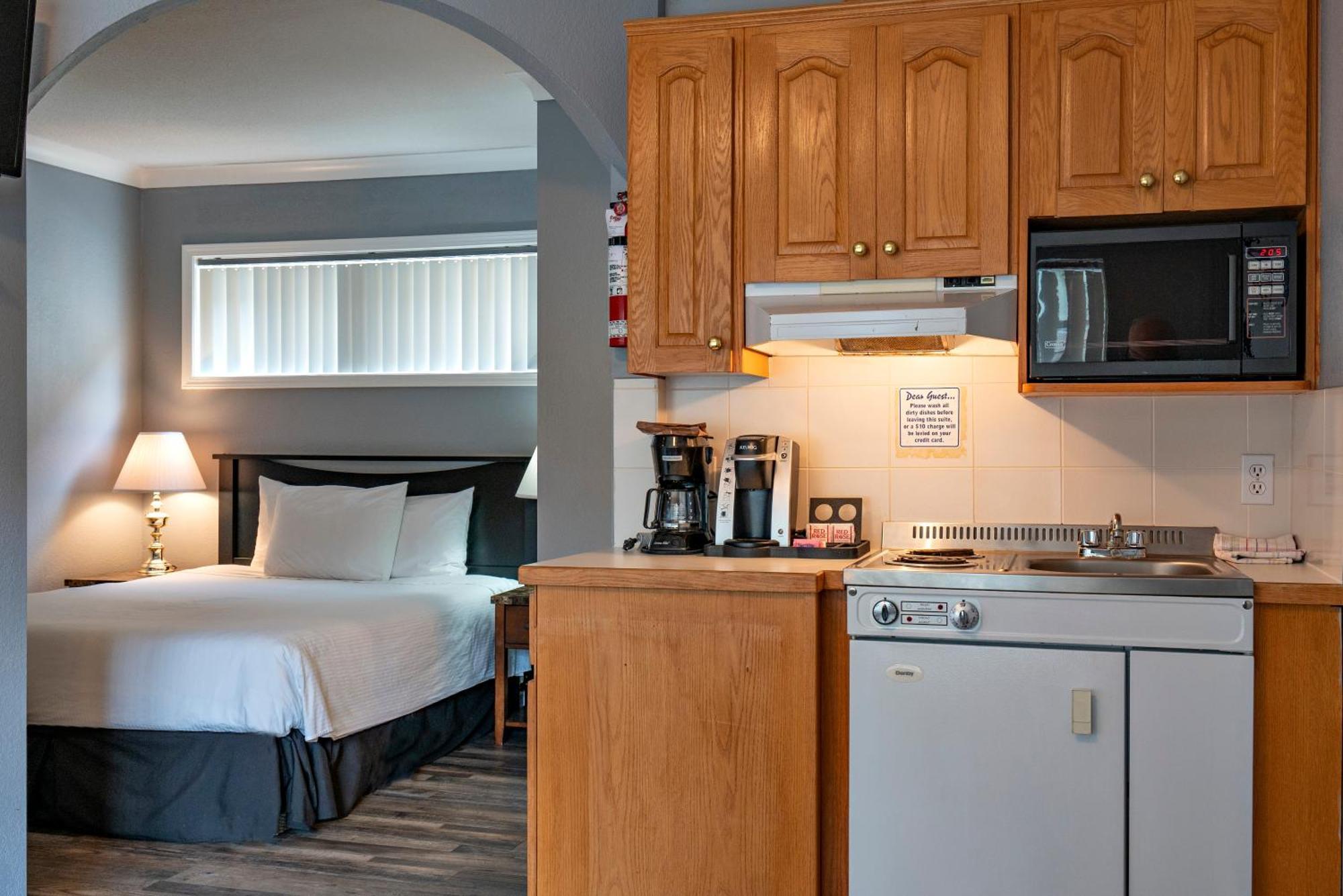 Tiki Shores Inn & Suites Penticton Buitenkant foto