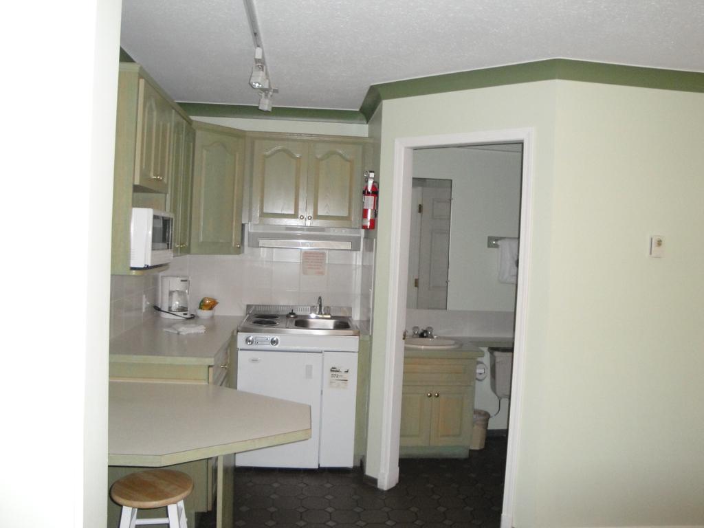 Tiki Shores Inn & Suites Penticton Buitenkant foto
