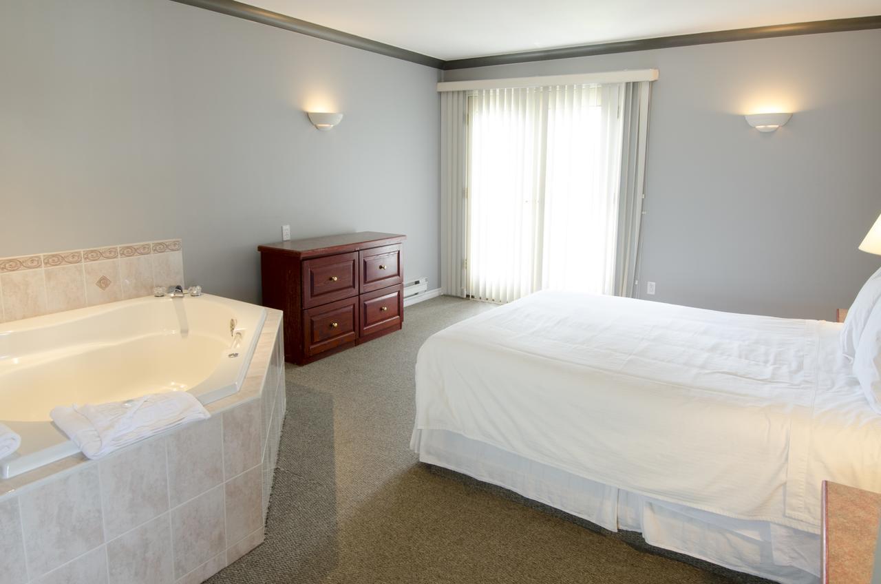 Tiki Shores Inn & Suites Penticton Buitenkant foto