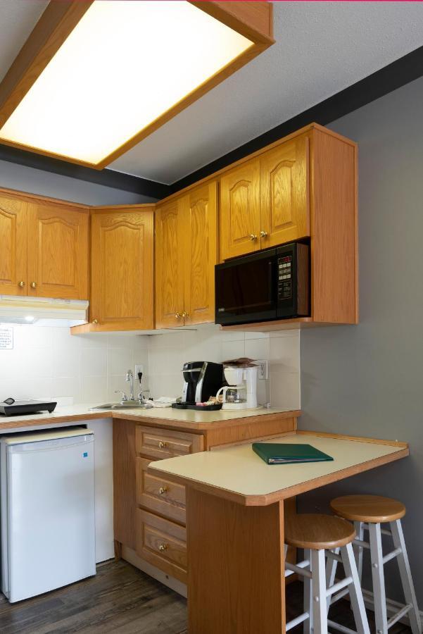 Tiki Shores Inn & Suites Penticton Buitenkant foto