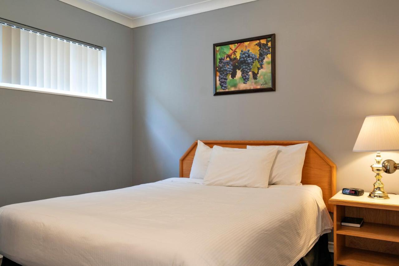 Tiki Shores Inn & Suites Penticton Buitenkant foto