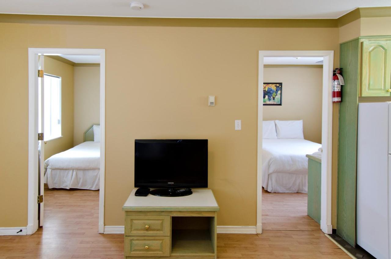 Tiki Shores Inn & Suites Penticton Buitenkant foto