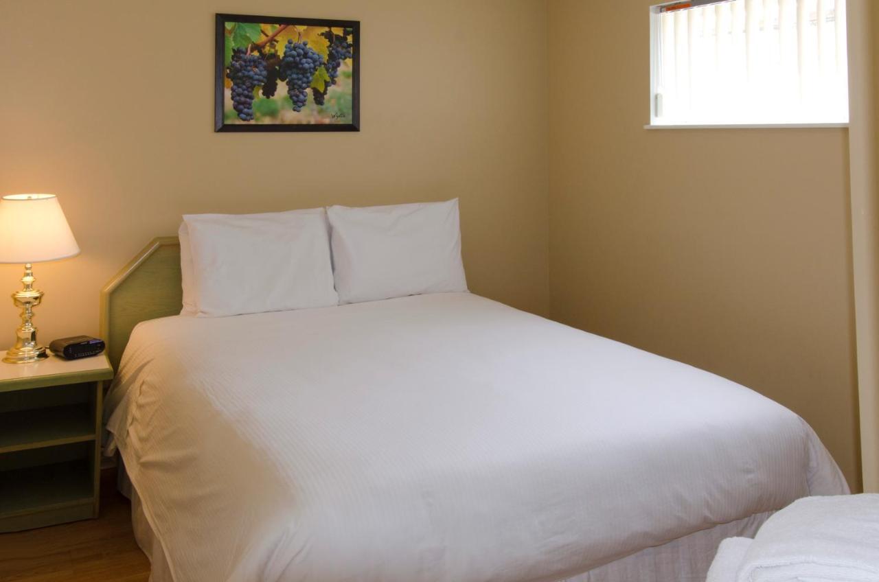 Tiki Shores Inn & Suites Penticton Buitenkant foto